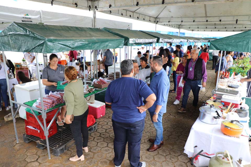 Exposição da agroindústria familiar é realizada no estacionamento do Palácio Rio Madeira; próxima feira será dia 28