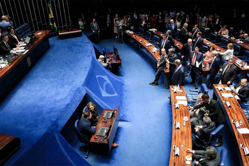 Senado aprova calendário para acelerar PEC que limita decisões do STF