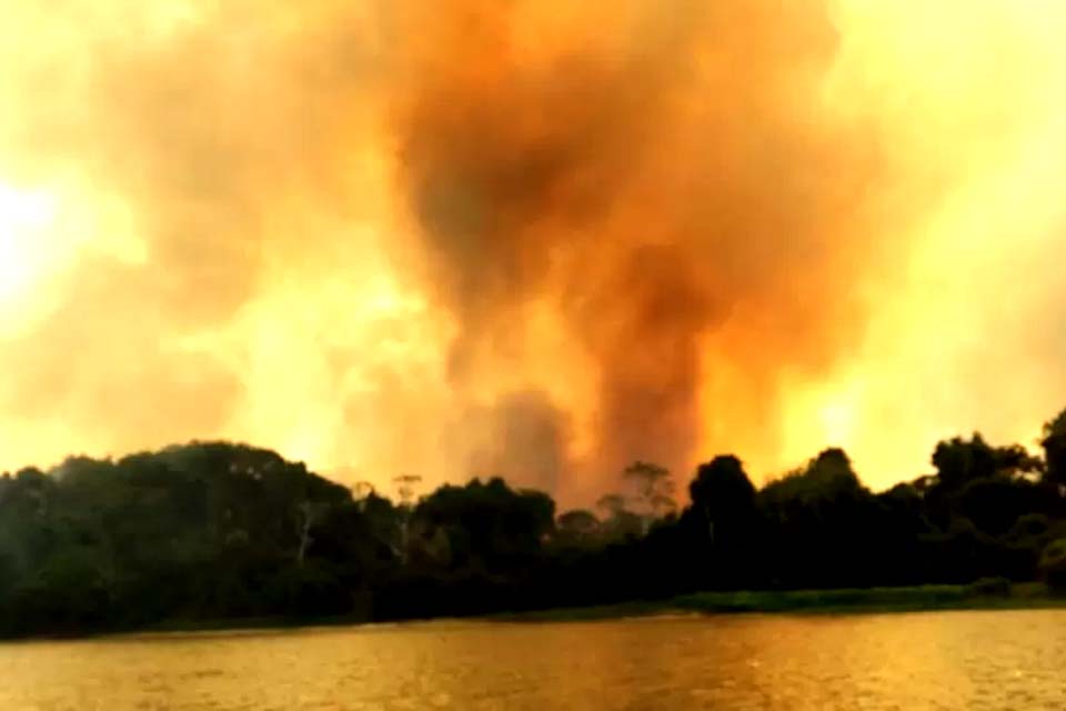 Incêndio florestal na Bolívia atinge lado brasileiro e ameaça pousadas em Pimenteiras