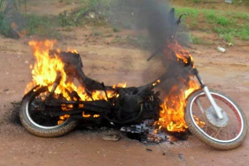 População espanca suspeito de furtos e coloca fogo em moto