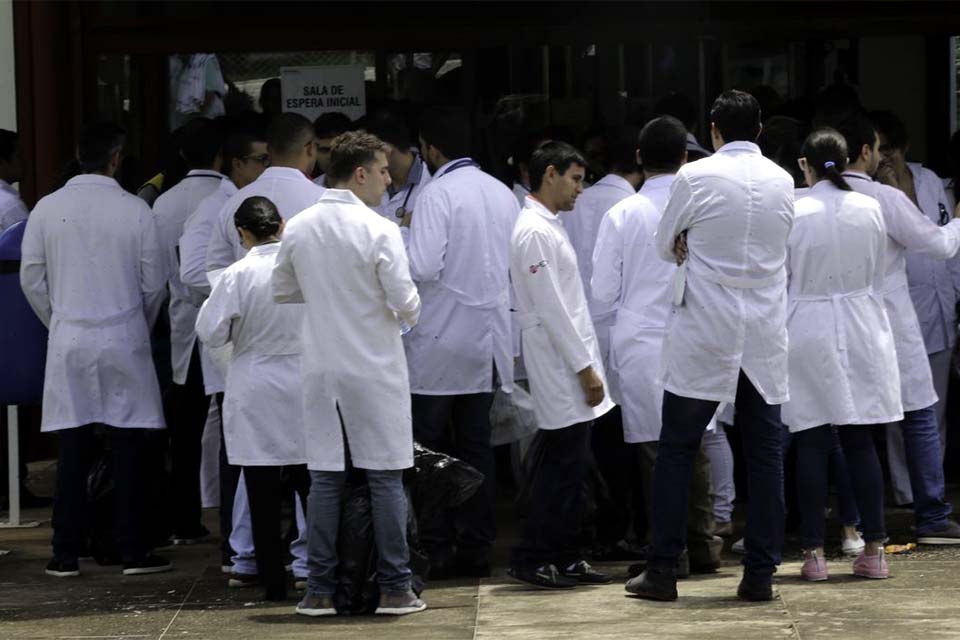 Médicos formados fora do Brasil têm 1ª fase do Revalida neste domingo