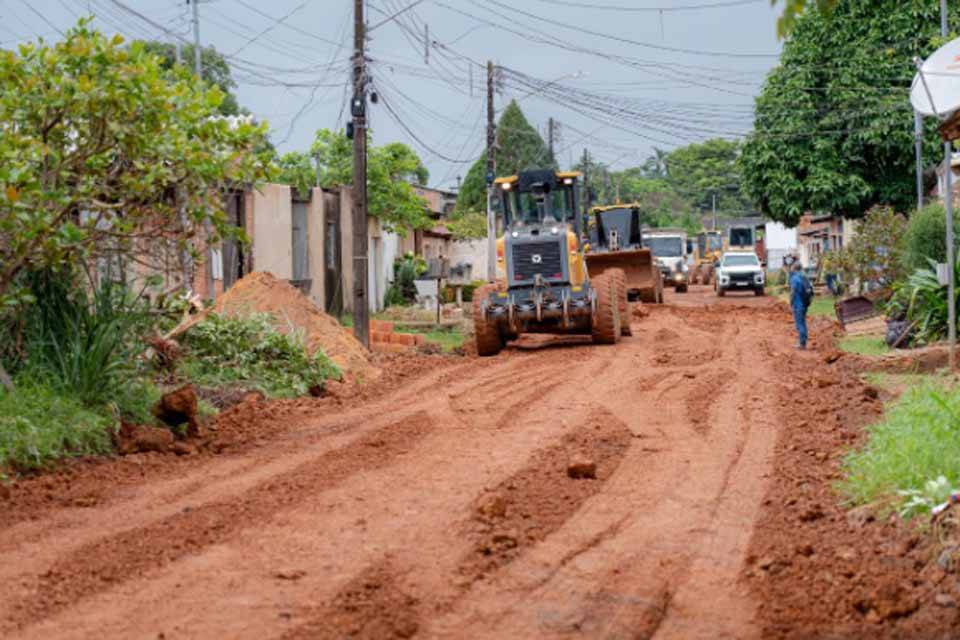 Prefeitura atende à população e realiza limpeza e encascalhamento no Três Marias