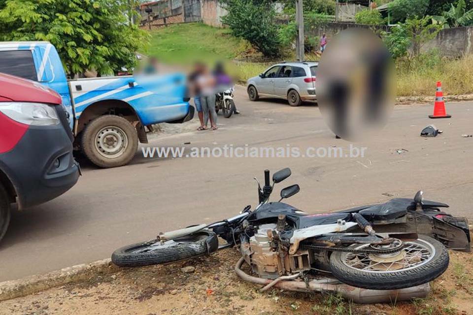 Motociclista é atingido por caminhonete e colide em outro veículo oficial