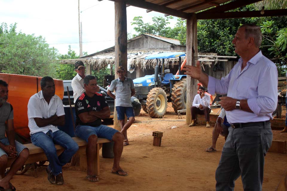 Adelino Follador entrega implemento agrícola para Associação Rural de Machadinho D’Oeste