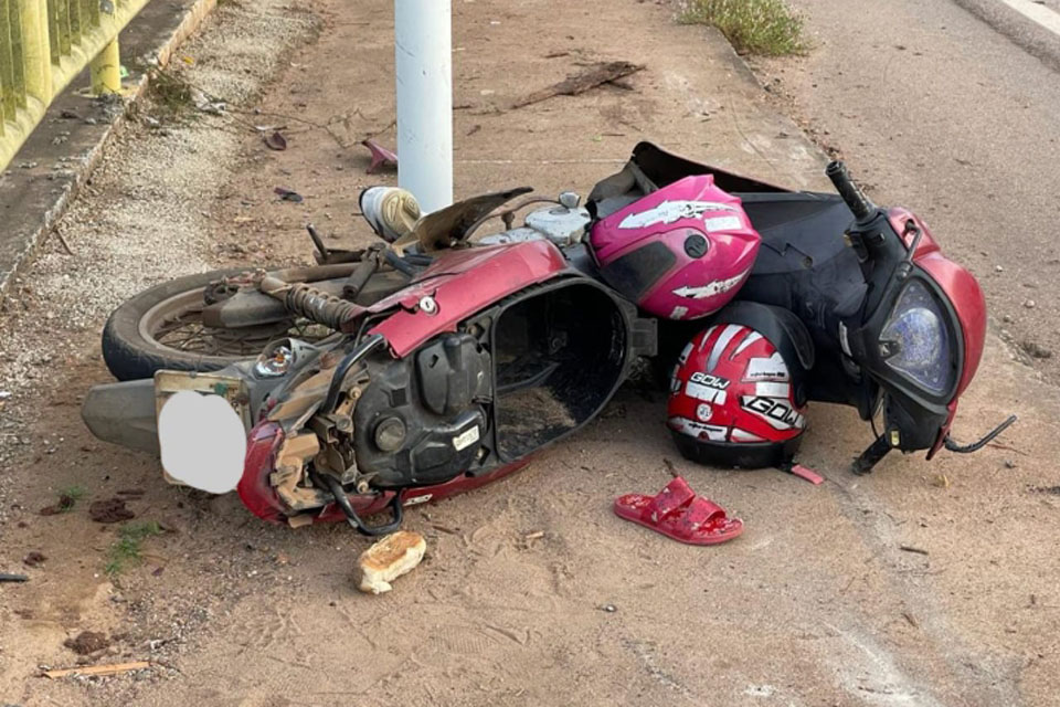 Tora de madeira cai de caminhão e atinge mãe e filha em motocicleta