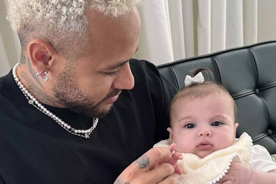 Neymar faz rara aparição com Helena, sua filha caçula