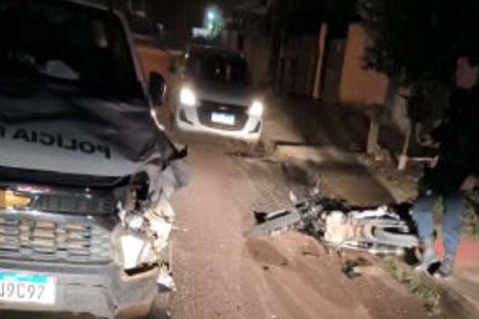 Motociclista colide em viatura da PM durante fuga em Vilhena