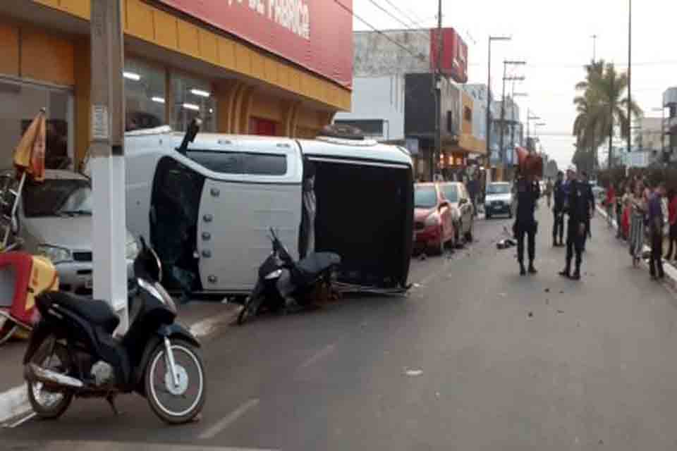 Acidente envolvendo cinco carros deixa dois feridos no Centro de Vilhena