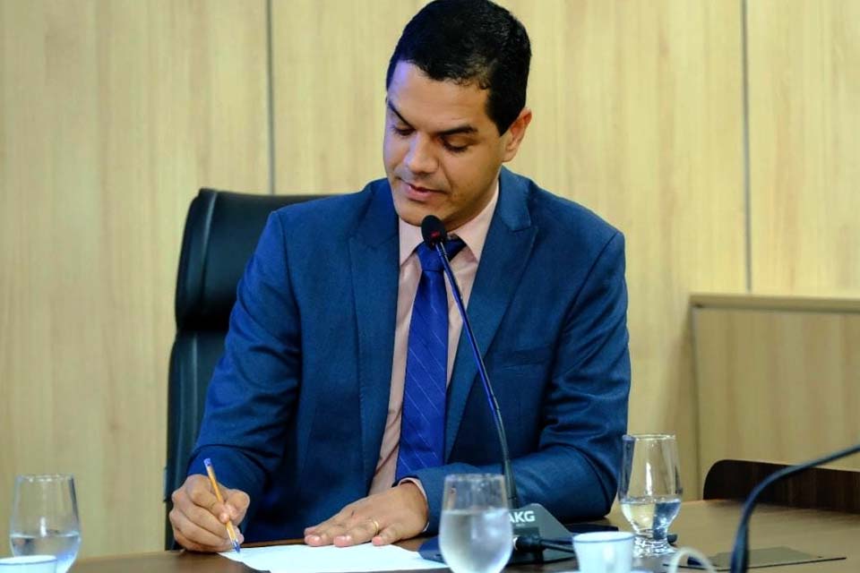 Deputado Cássio quer auxílio-alimentação em pecúnia a servidores do DER