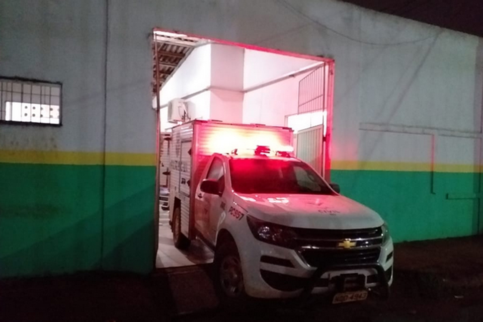 Homem morre com faca cravada na cabeça durante bebedeira