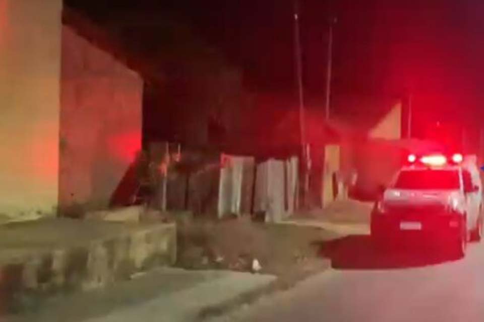 Criminosos atearam fogo em casa no bairro Jardim das Seringueiras