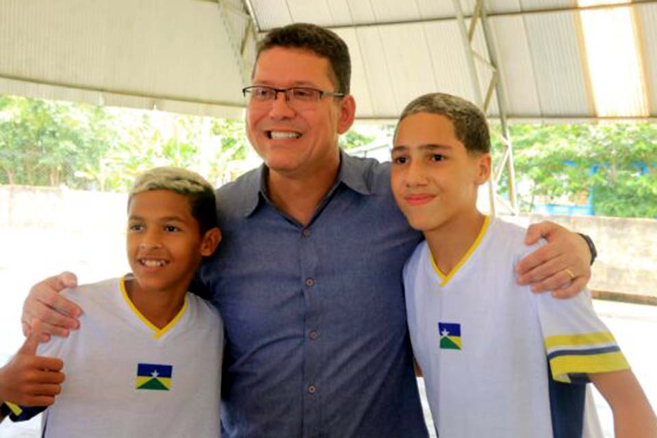 Governador Marcos Rocha entrega embarcações para transporte de estudantes às comunidades ribeirinhas 