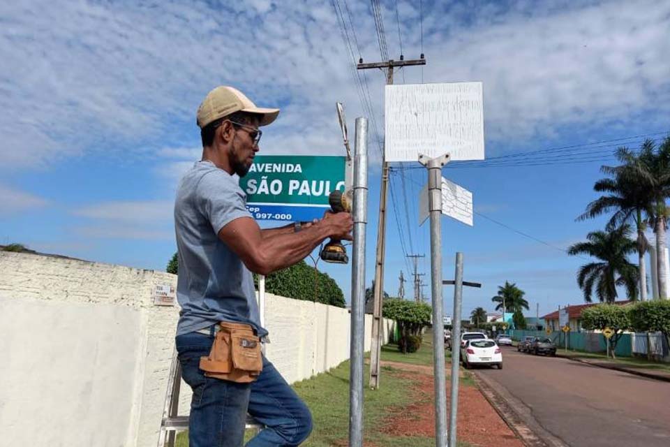 Prefeitura instala placas de identificação de ruas e avenidas do município