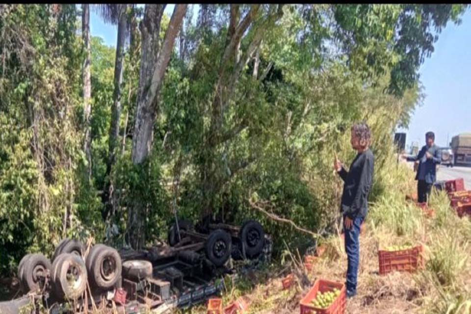 Motorista de caminhão morre preso as ferragens em acidente na BR-364