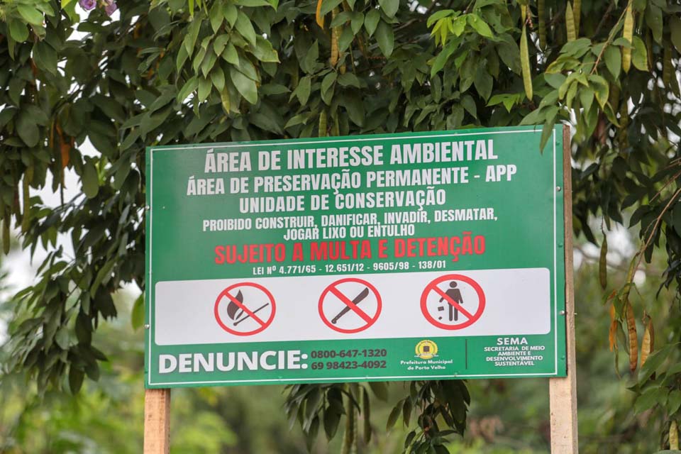 Prefeitura de Porto Velho instala placas de orientação em Área de Preservação Permanente no bairro Aponiã