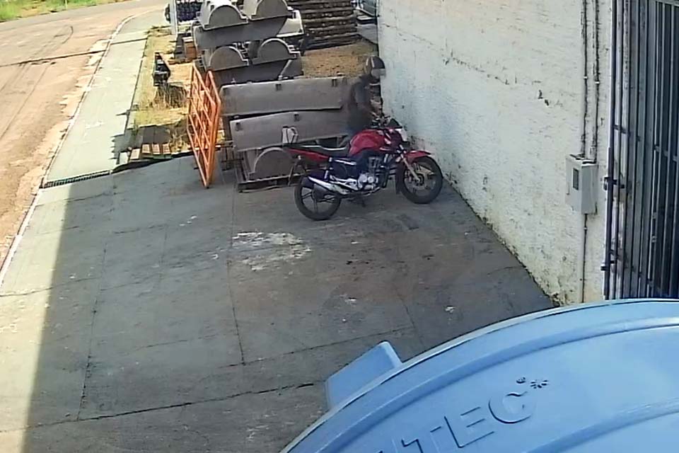 Ladrão é filmado furtando moto em plena luz do dia no centro 