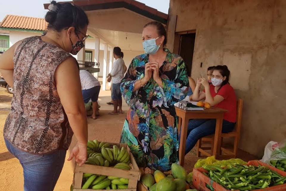 Secretária Municipal de Assistência Social vistoria alimentos do Programa Cesta Verde