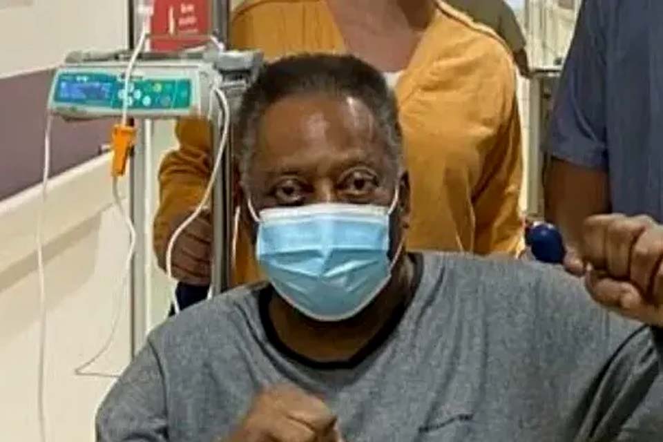 Pelé é internado para continuar tratamento de tumor do cólon em SP