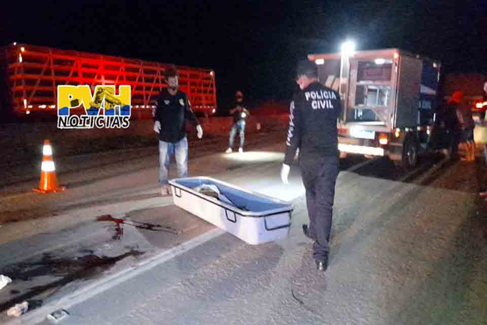 Andarilho morre atropelado por carreta na BR-364 em Porto Velho