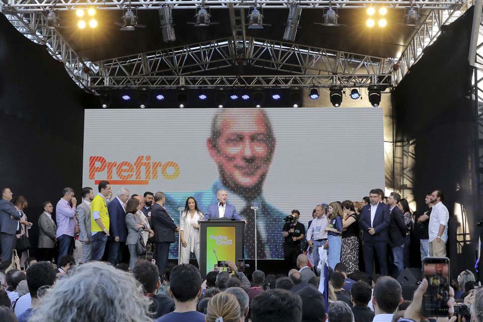 Ciro Gomes registra candidatura à presidência no TSE