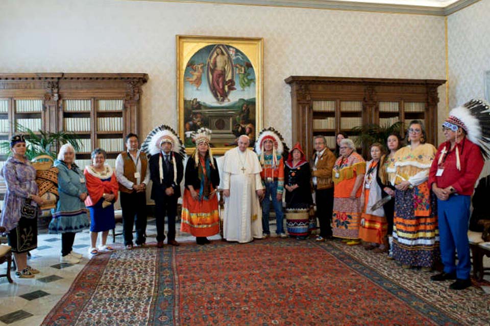 Papa Francisco pede perdão por abusos em internatos católicos para indígenas no Canadá