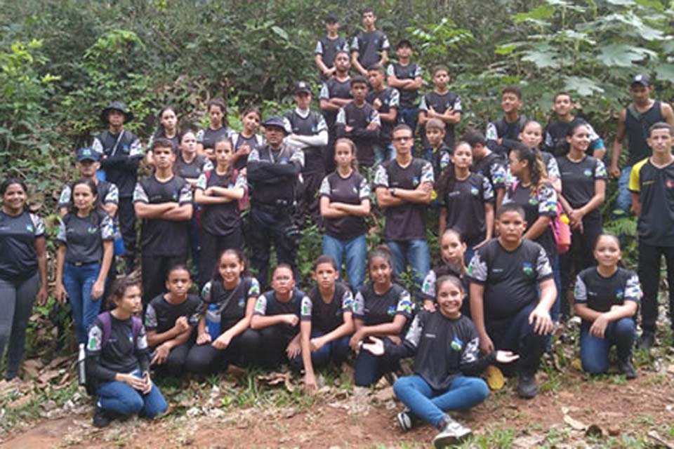 Alunos da Polícia Militar Mirim da Estância Turística de Ouro Preto do Oeste realiza caminhada de 12 Km