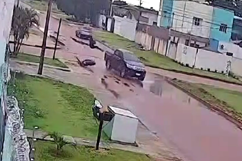 Colisão entre motocicleta e caminhonete deixa jovem ferido em cruzamento