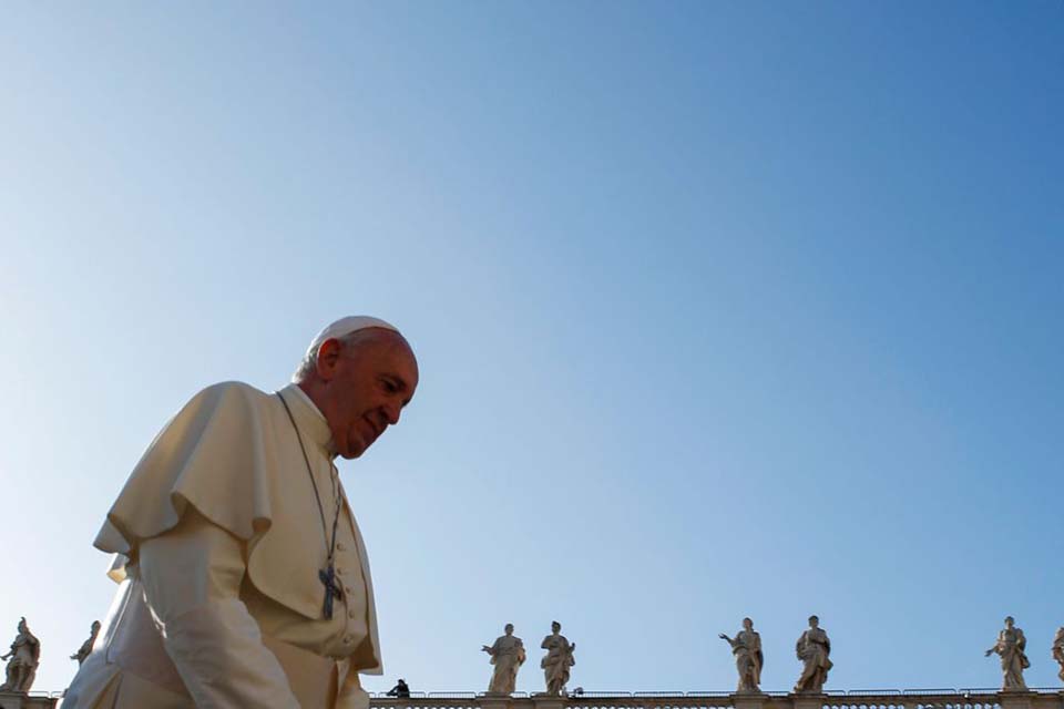 Grupo de sem-teto de Roma recebe vacina e visita do papa