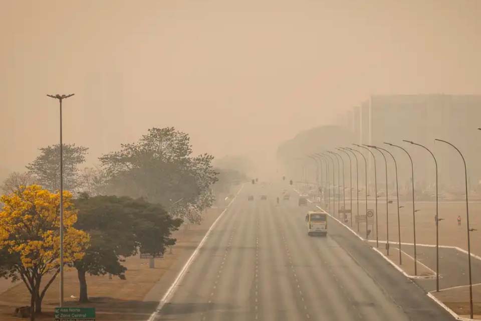 Brasília amanhece coberta de fumaça pelo segundo dia seguido