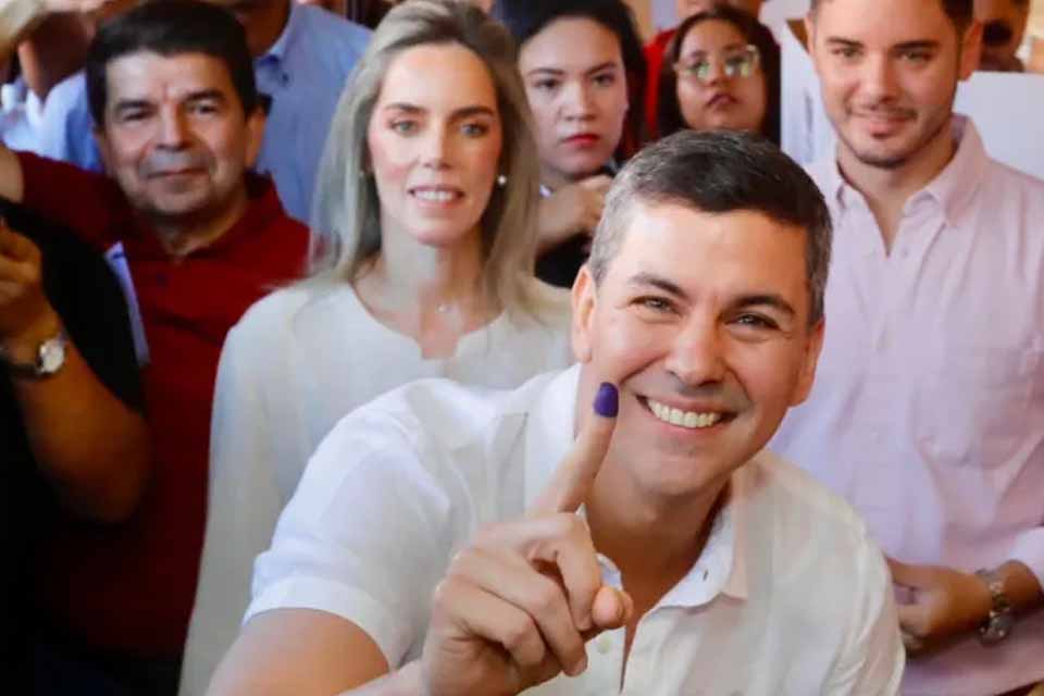 Santiago Peña vence as eleições presidenciais e é o novo líder do Paraguai