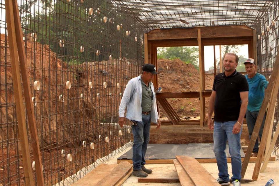 Deputado Cirone Deiró acompanha execução de obras em Cacoal