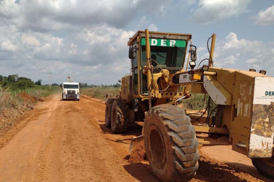 DER executa serviços de reconformação de plataforma na rodovia-010