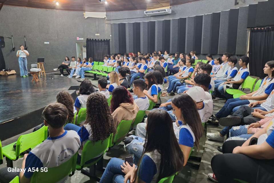 Alunos da escola Heitor Villa Lobos em Ariquemes participam de palestra voltada para o Turismo na região