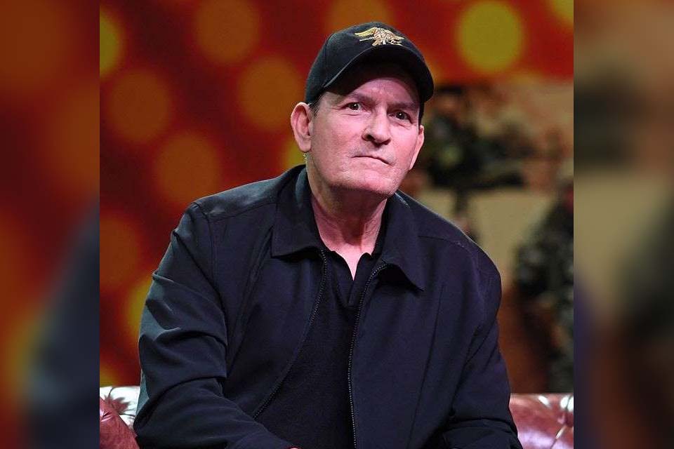 Charlie Sheen nega que teria estuprado ex-astro mirim nos anos 80