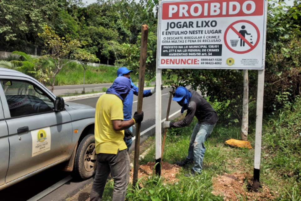 Placas sinalizando a proibição do descarte irregular de lixo são instaladas na avenida Lauro Sodré