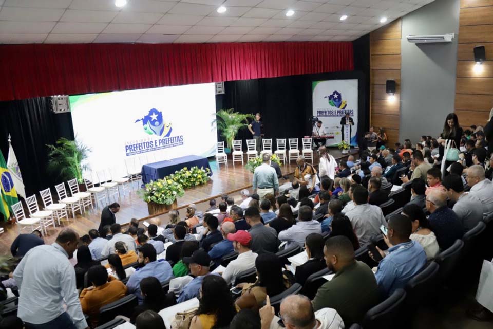 Encontro de Prefeitos e Prefeitas: Primeiro dia de evento promovido pela AROM é marcado por solenidades e palestras 