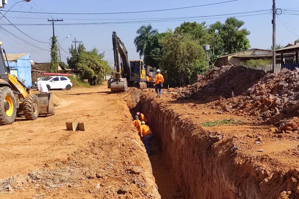 Trabalhos de pavimentação e drenagem avançam nos bairros Três Marias, Mariana, Novo Horizonte e Cidade do Lobo