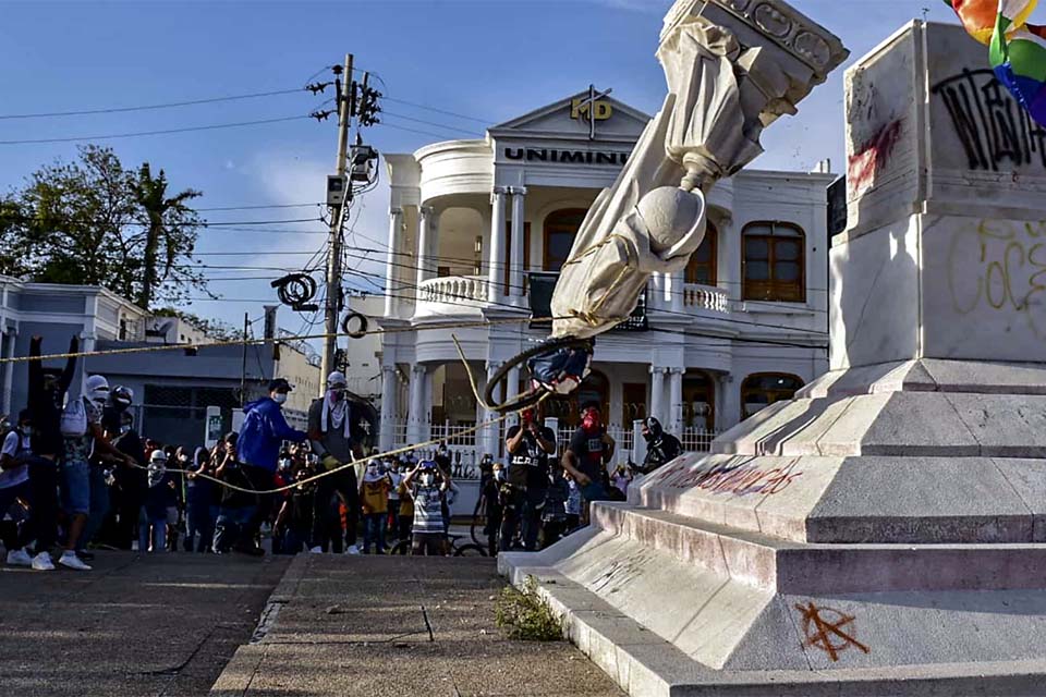 Manifestantes anti-governo tombam estátua de Cristóvão Colombo