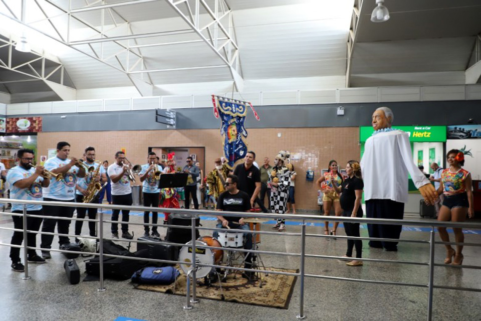 Prefeitura de Porto Velho recepciona turistas com Banda do Vai Quem Quer no aeroporto