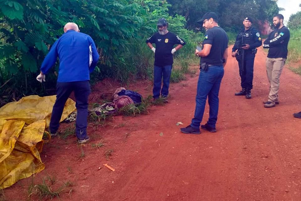 Homem é morto com 27 facadas e corpo é desovado em estrada