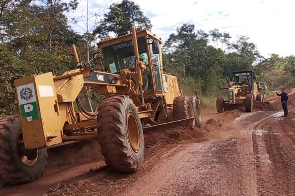 Serviços de patrolamento na RO-490 em Alto Alegre dos Parecis garantem melhorias da trafegabilidade na região