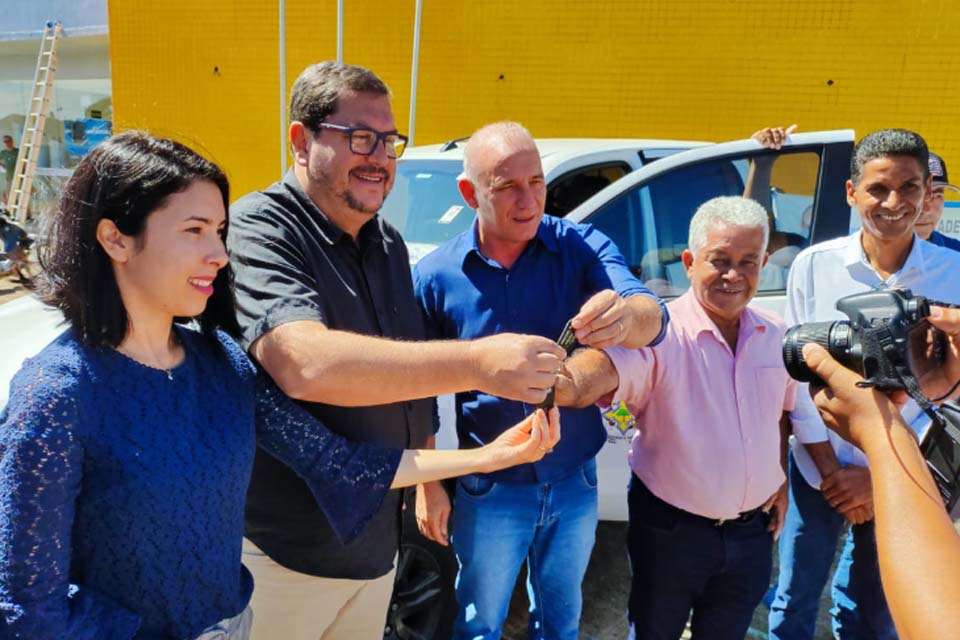 Deputado Ezequiel Neiva entrega caminhonete Hillux para atender serviços sociais em Machadinho do Oeste