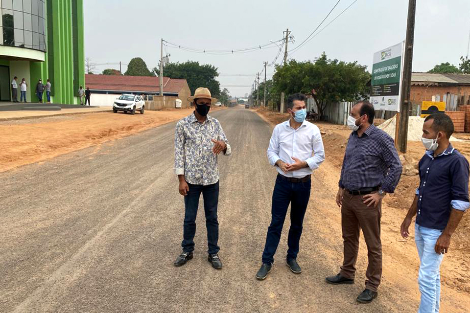 Presidente Laerte Gomes visita obras de pavimentação em Cujubim