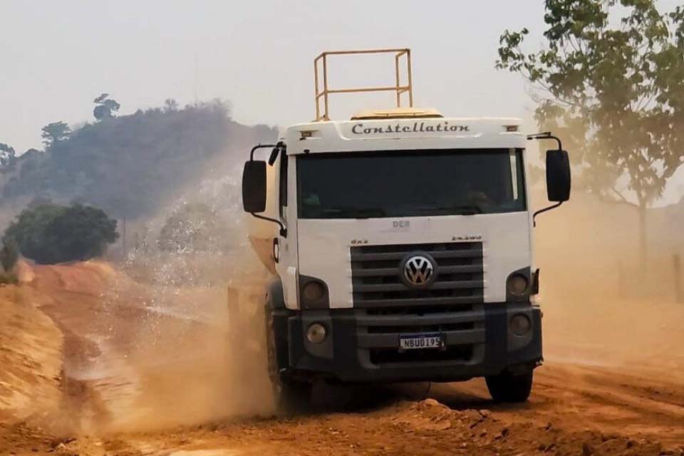 Manutenção em 28 km no Travessão Ribeirinho no Vale do Jamari é efetuada pelo governo