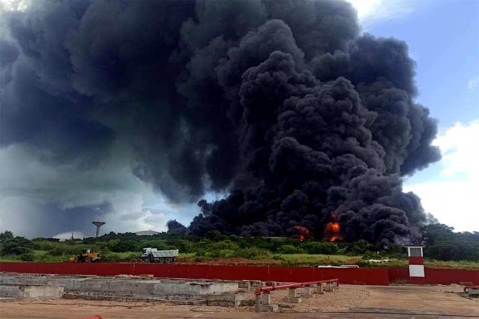 Cuba tenta controlar maior incêndio da história em tanque de petróleo