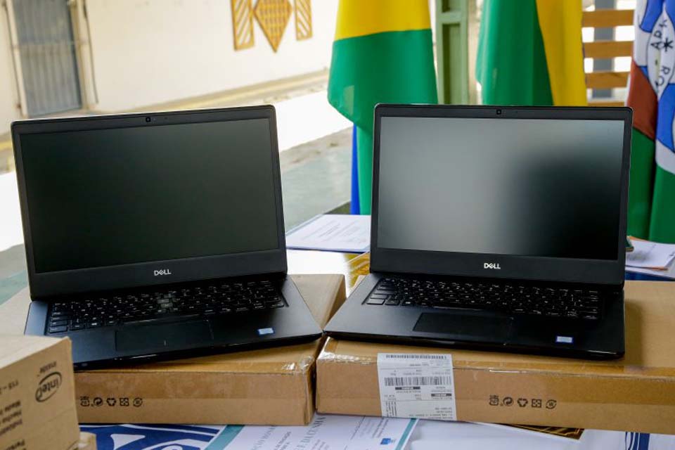 Mais de oito mil notebooks são entregues a professores e equipe pedagógica da Rede Estadual de Ensino