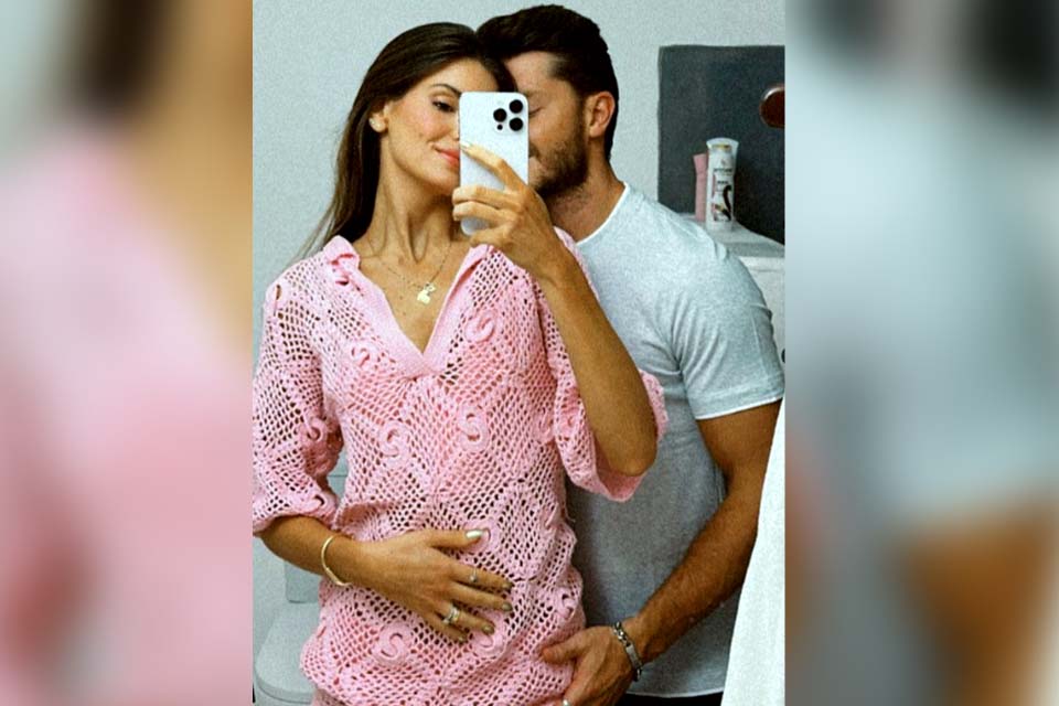 Camila Queiroz publica foto com a mão na barriga e fãs especulam gravidez: 'Vem a criança mais bonita do Brasil'