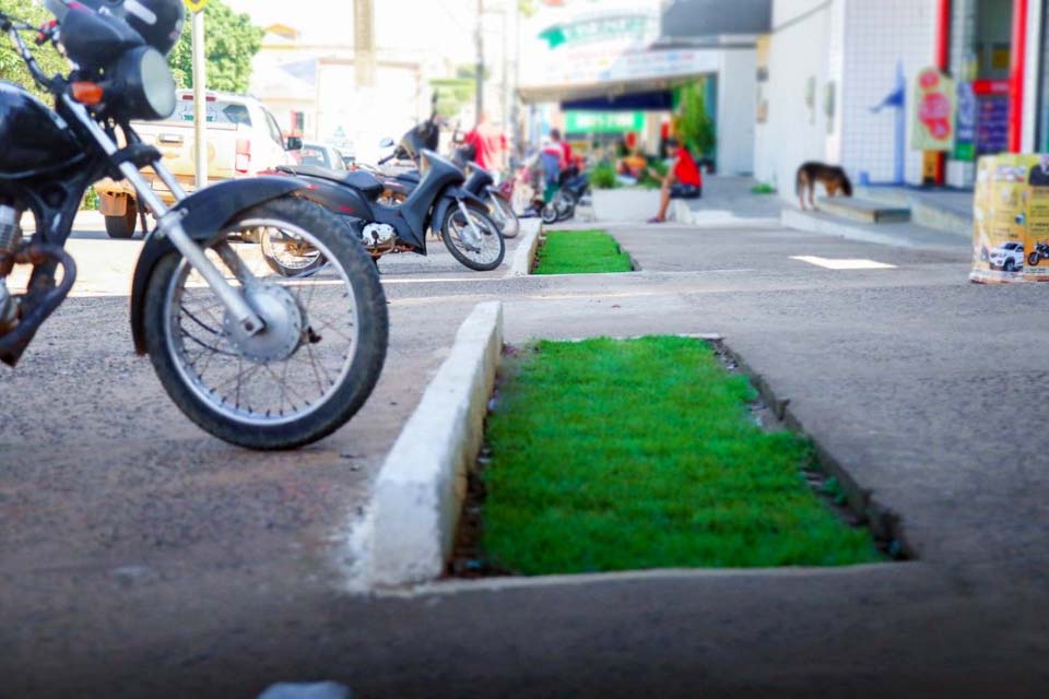 Obras de padronização de calçadas na Avenida Padre Adolpho Rohl transforma centro comercial 