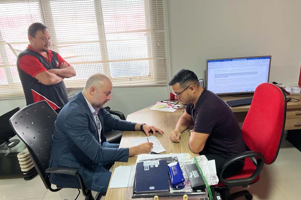 Diretor sindical faz visita a sede do Sindicato dos Professores de Instituições de Ensino Privadas-SINPRO-RO na capital