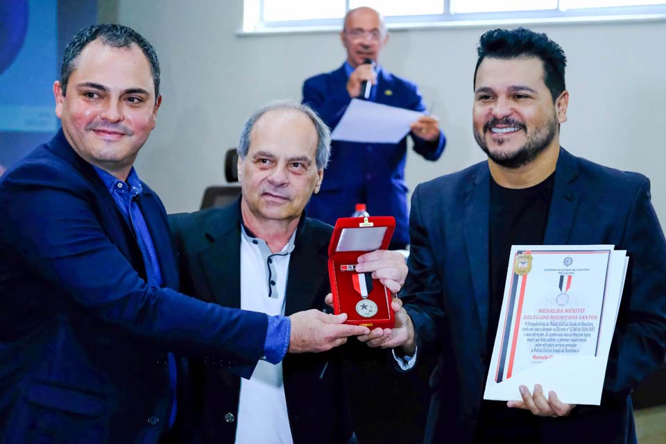 Presidente da Assembleia Legislativa Marcelo Cruz recebe medalha do Mérito Delegado Mauro dos Santos